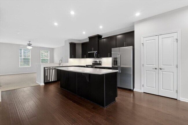 Building Photo - Spacious 4-Functional Bedroom Townhome Near RTP & Brier Creek