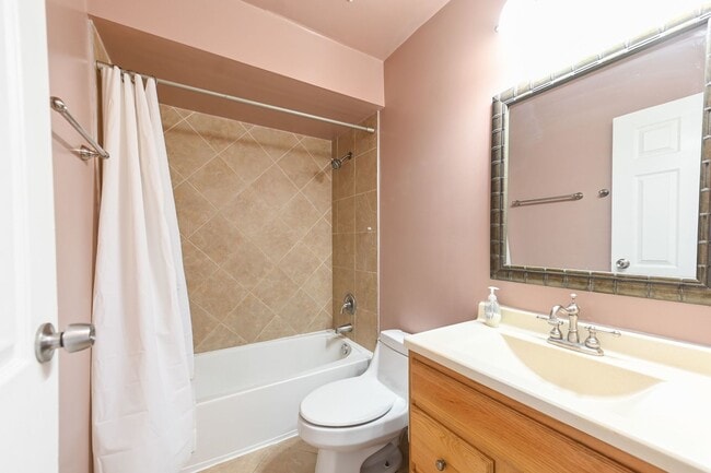 Building Photo - 9457 Bay Colony Dr