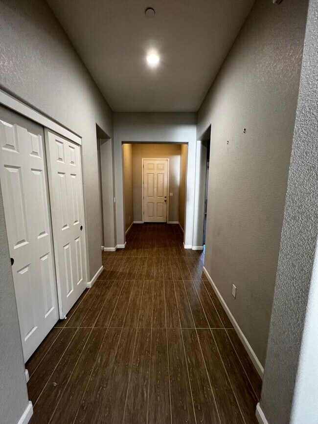 Building Photo - Beautiful 3 Bed, 2 Bath home in highly des...