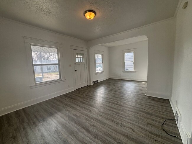 Building Photo - Newly Updated 3 Bedroom Single Family Home