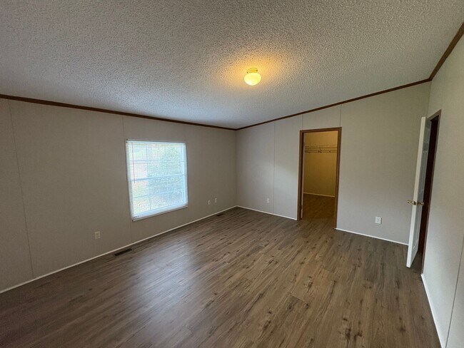 Building Photo - For Rent