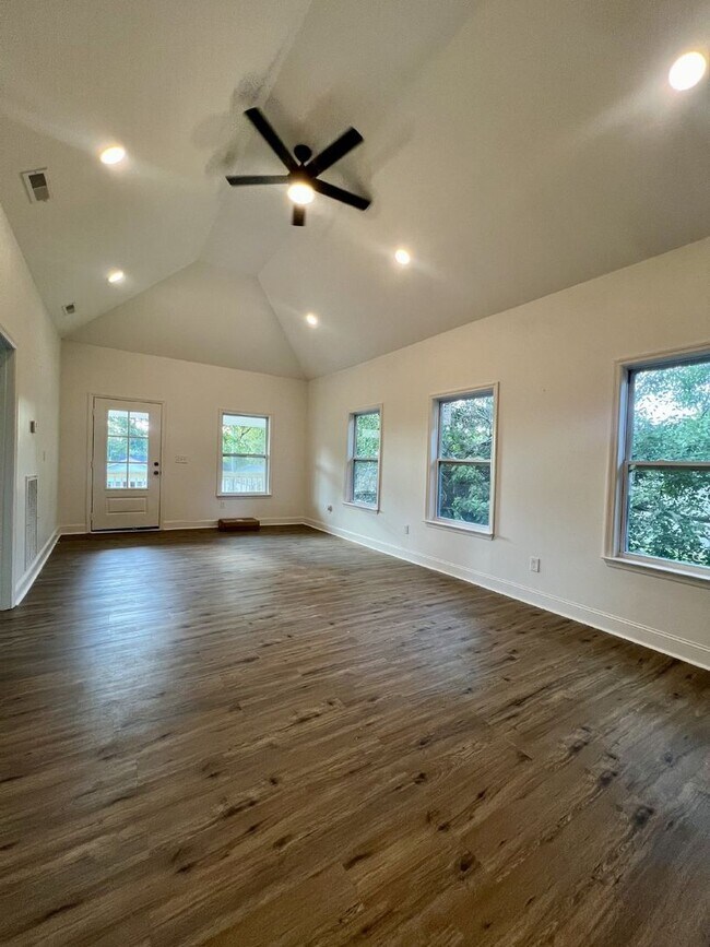 Building Photo - Charming 3-Bed, 2-Bath Gem on Arlington Ave