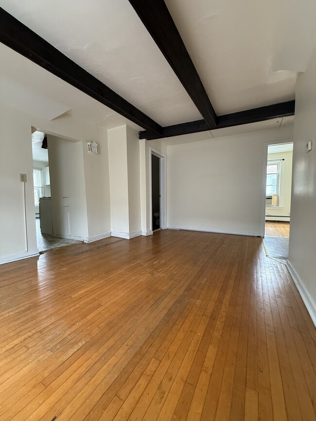 Building Photo - 403 E Johnson St