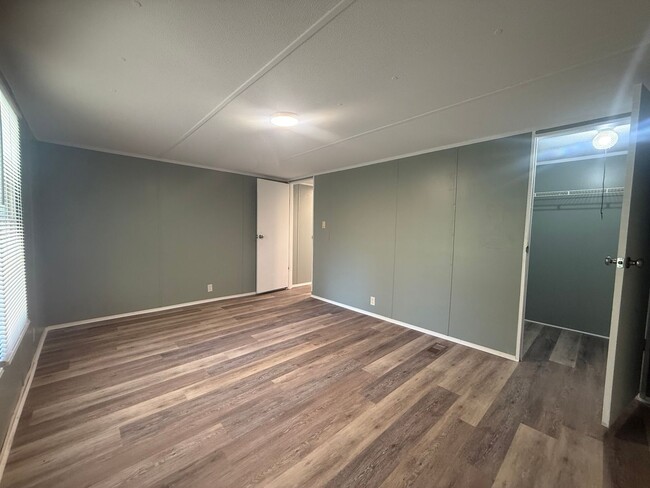 Building Photo - 2 Bedroom 2 Bath Mobile Home in Greenevill...