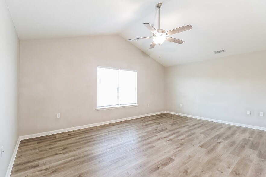 Building Photo - 1924 Eastway Dr