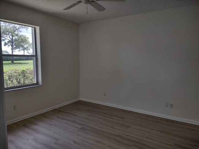 Building Photo - 18081 SE Country Club Dr