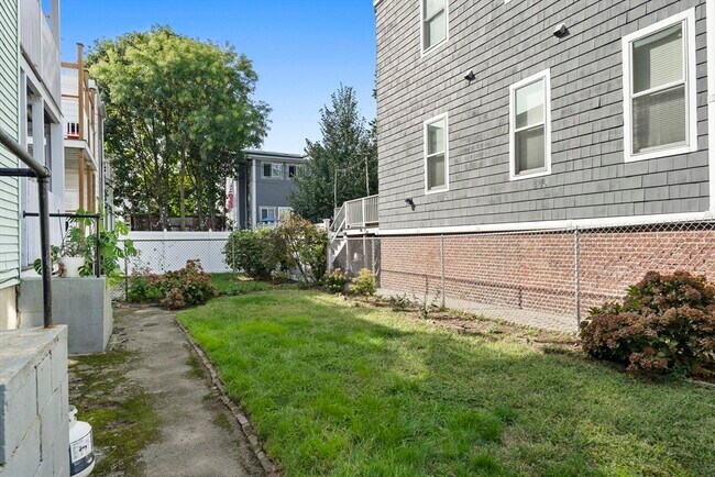 Building Photo - 640 E 8th St