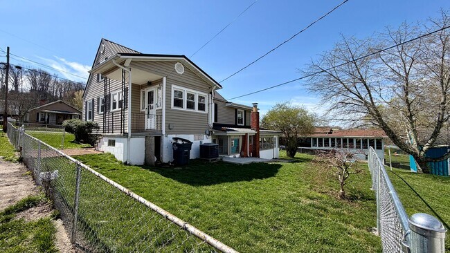 Building Photo - Spacious Updated 5BR Home with Flexible Living Options