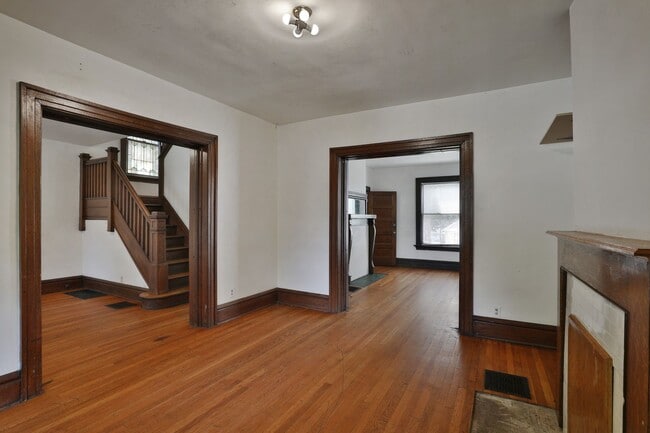 Building Photo - 117 E Lane Ave
