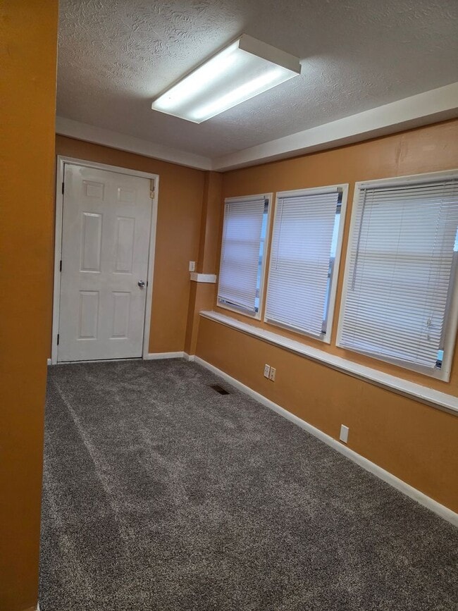 Building Photo - Beautiful 3-bedroom house available now