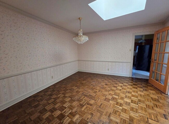 Building Photo - FOR LEASE!!