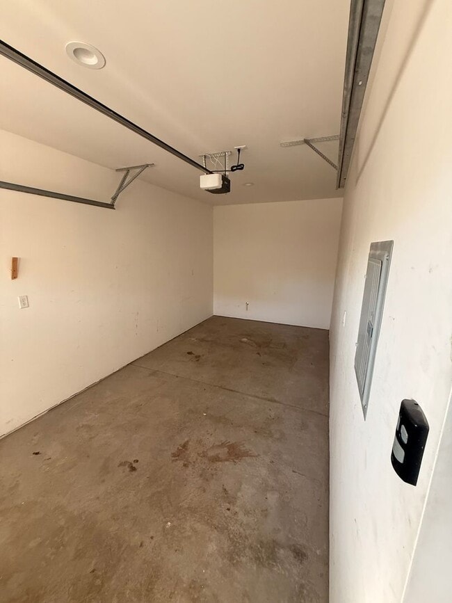 Building Photo - Spacious 3 Bedroom, 2 Bath Home with Garage & Fenced Yard!