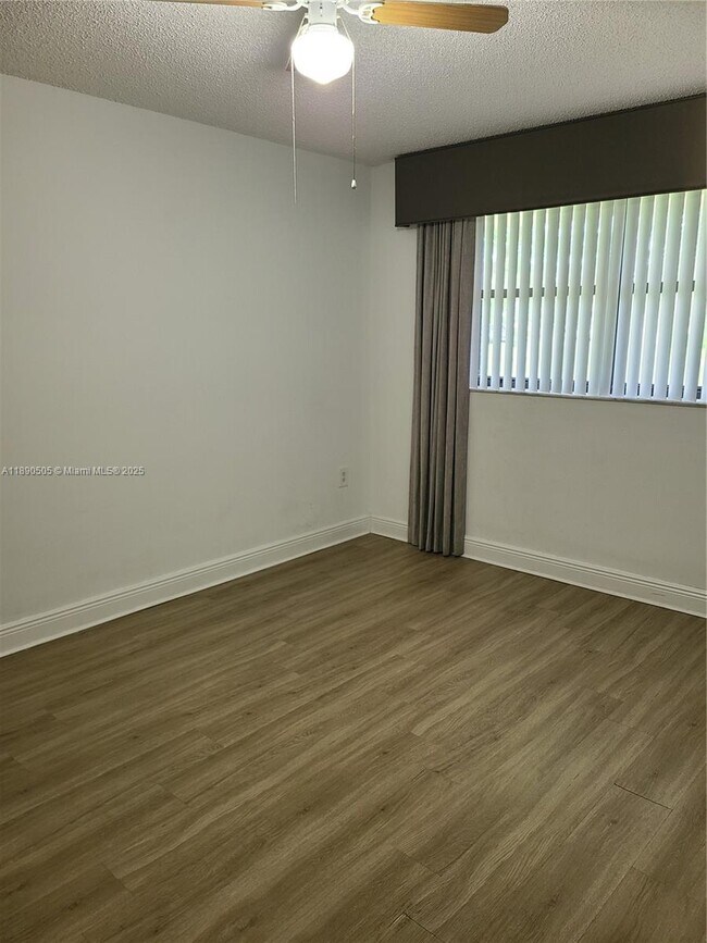 Building Photo - 9851 Nob Hill Ct