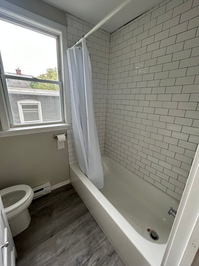 Building Photo - 512 W Orange St