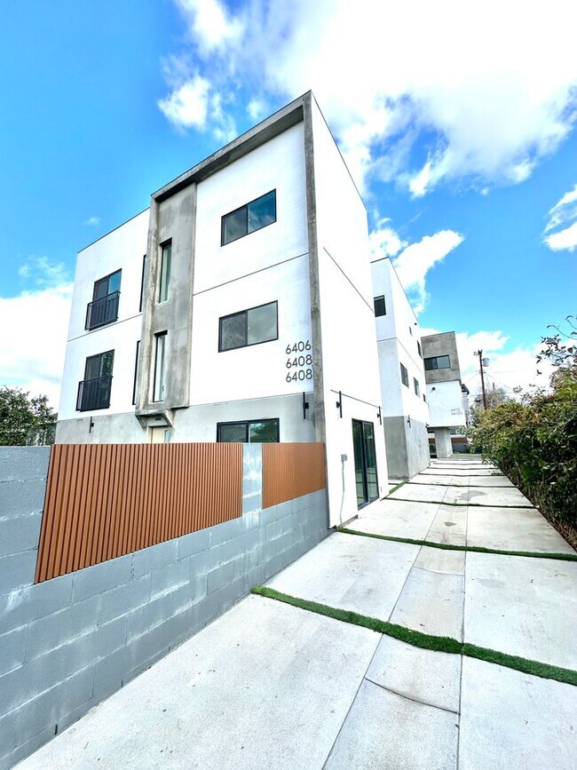 Building Photo - 3-Bedroom, 3-Bath Townhome in Prime North Hollywood Location