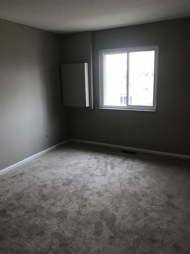 Building Photo - 5685 Coach Dr E