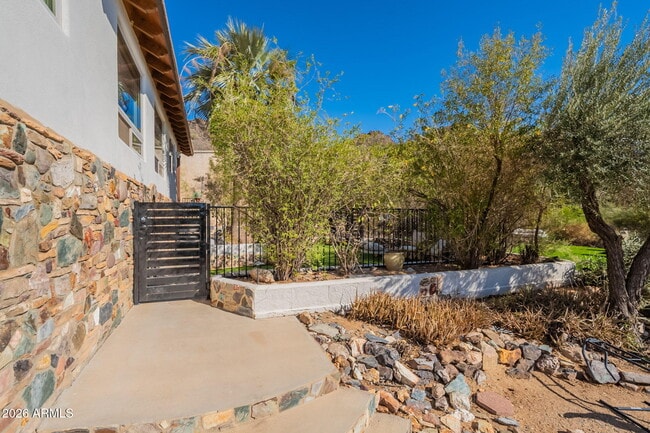 Building Photo - 1902 E Cortez St