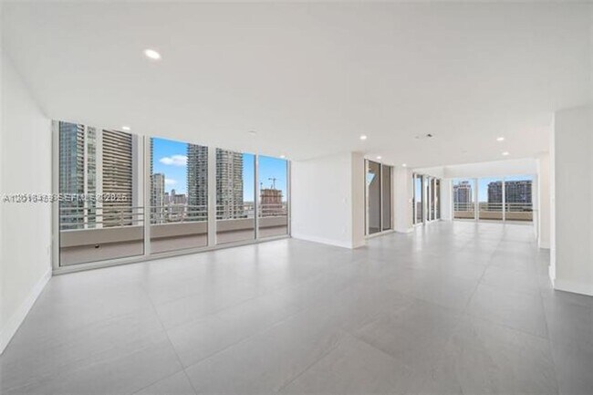 Building Photo - 555 NE 34th St