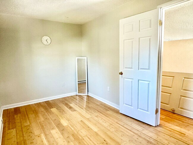 Building Photo - 4 Bed + 2 Bath - Screened in Porch! Pets W...