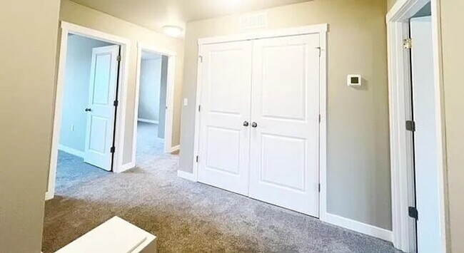 Building Photo - Modern 3BR / 2.5BA Townhome in Port Orchard – Spacious, Bright, and Conveniently Located