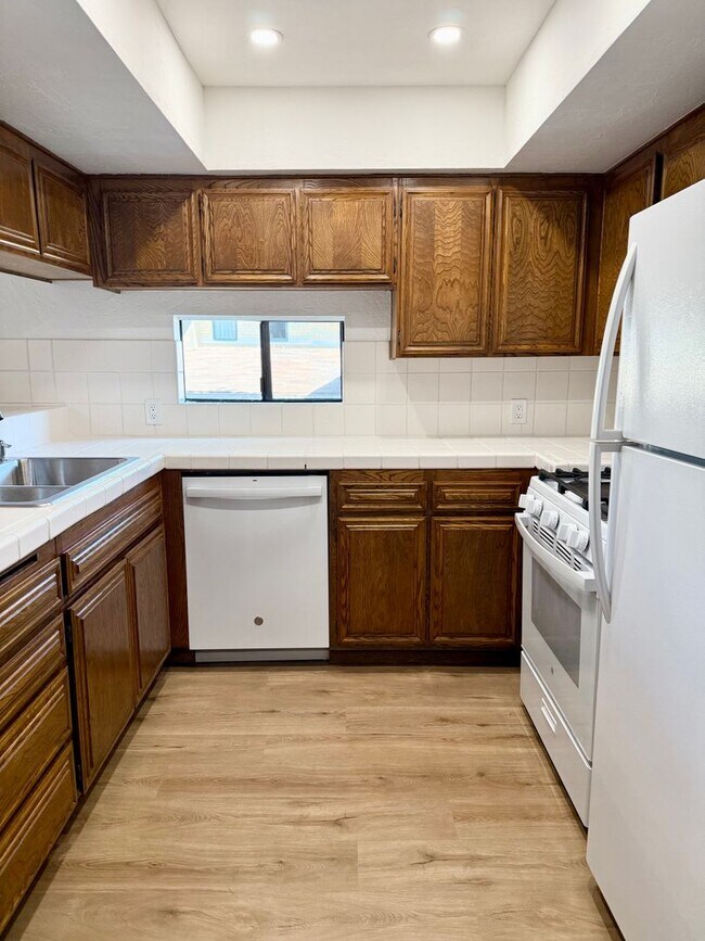 Building Photo - Stylish Condo in Mission Hills