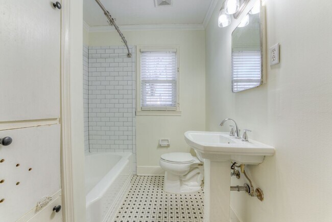 Building Photo - Beautifully renovated duplex in High Point Terrace!