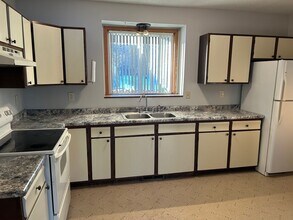 Building Photo - 3 Bed 1 Bath New carpet and paint!