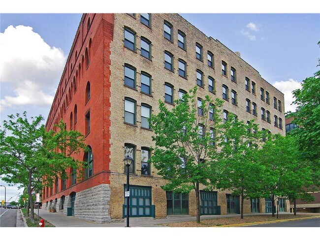 Building Photo - 400 N 1st St