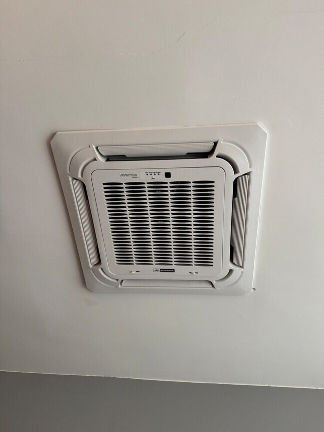 Building Photo - 1506 W Thome Ave