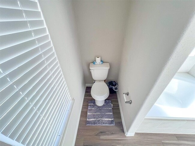 Building Photo - 2221 Middle Rdg Dr