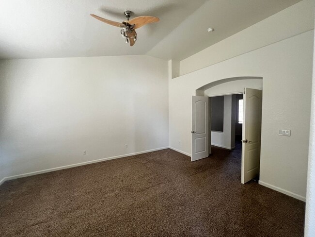 Building Photo - Beautiful Home located in Autumn Winds, Fe...