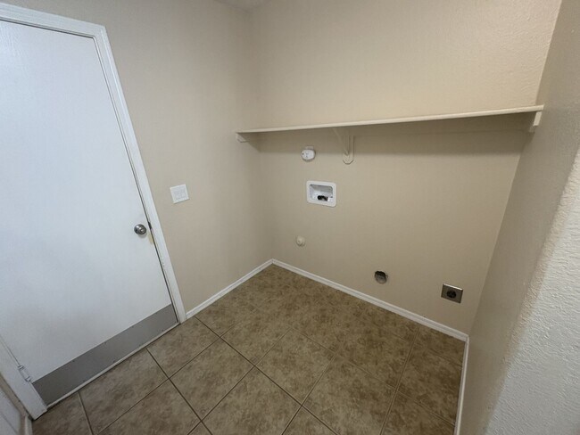 Building Photo - Move in ready east side rental