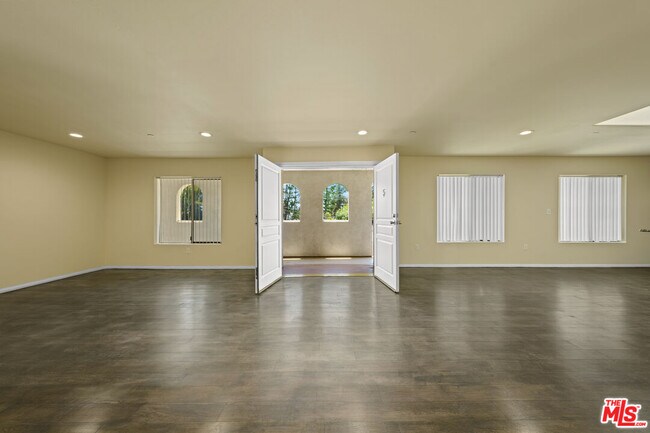 Building Photo - 6815 Baird Ave