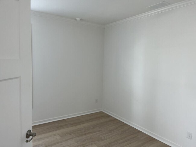 Building Photo - 7608 Lakeshore Dr
