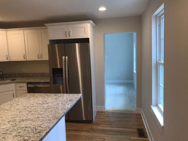 Building Photo - Beautifully renovated townhome in West Che...