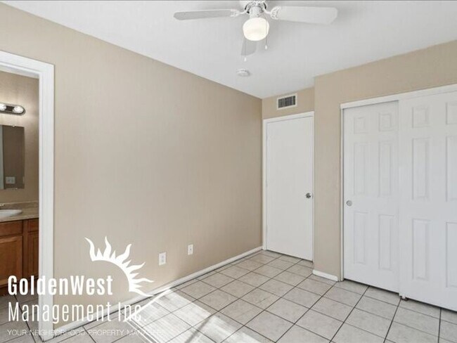 Building Photo - Spacious 4Bdm 2Ba Downtown Duplex