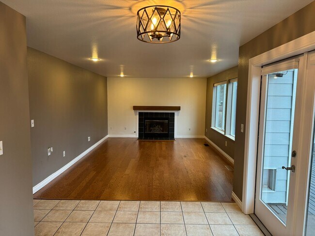 Building Photo - 4Bd/2.5Ba Maple Valley House