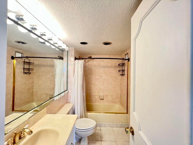 Building Photo - 1069 Hillsboro Mile