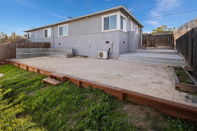 Building Photo - Mission Valley/Linda Vista 2 Bed Updated home with mountain views