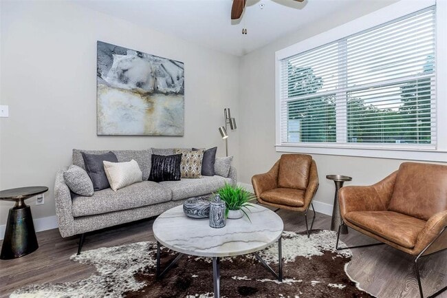 Building Photo - 1620 Oak Tree Dr