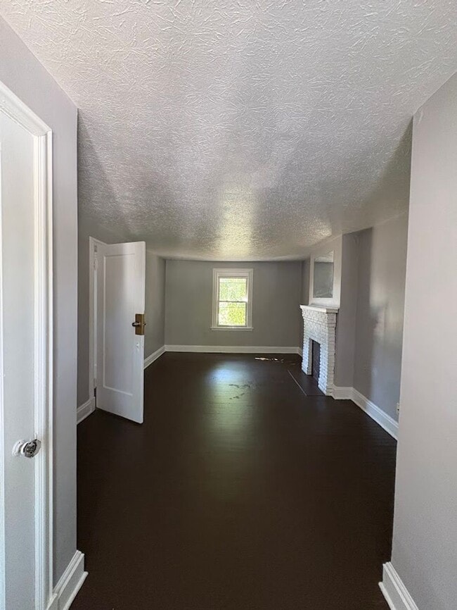 Building Photo - Three bedroom two bathroom home for rent