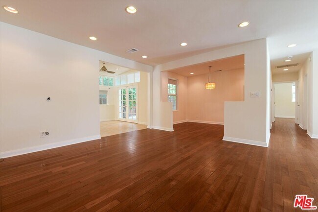 Building Photo - 22750 Clarendon St