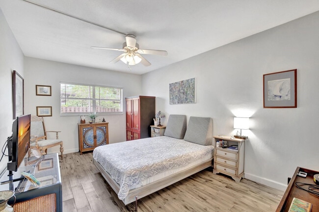 Building Photo - 1450 N Riverside Dr