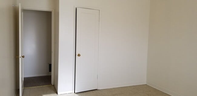 Building Photo - 1/2 OFF OCTOBER RENT