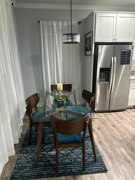 Dining area - 4700 Kilby Dr