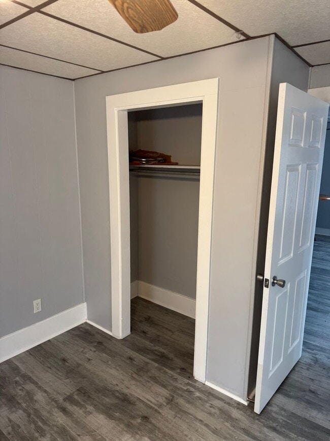 Building Photo - 2nd floor 2 bedroom 1 bath unit