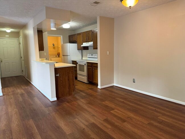 Building Photo - 90 Creekwood Dr