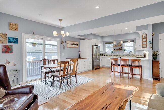 Building Photo - 104 Holland St