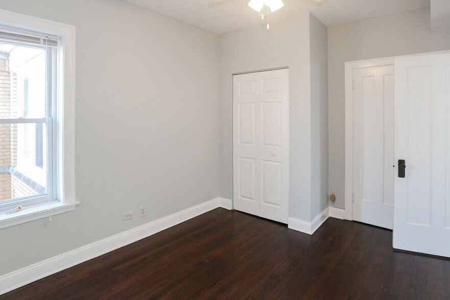 Building Photo - 4808 N Paulina St