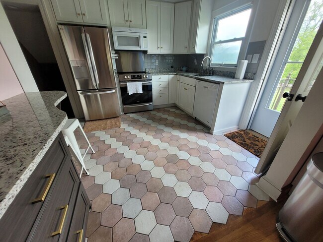Building Photo - Tri level 3b/2b Home with fenced in back y...